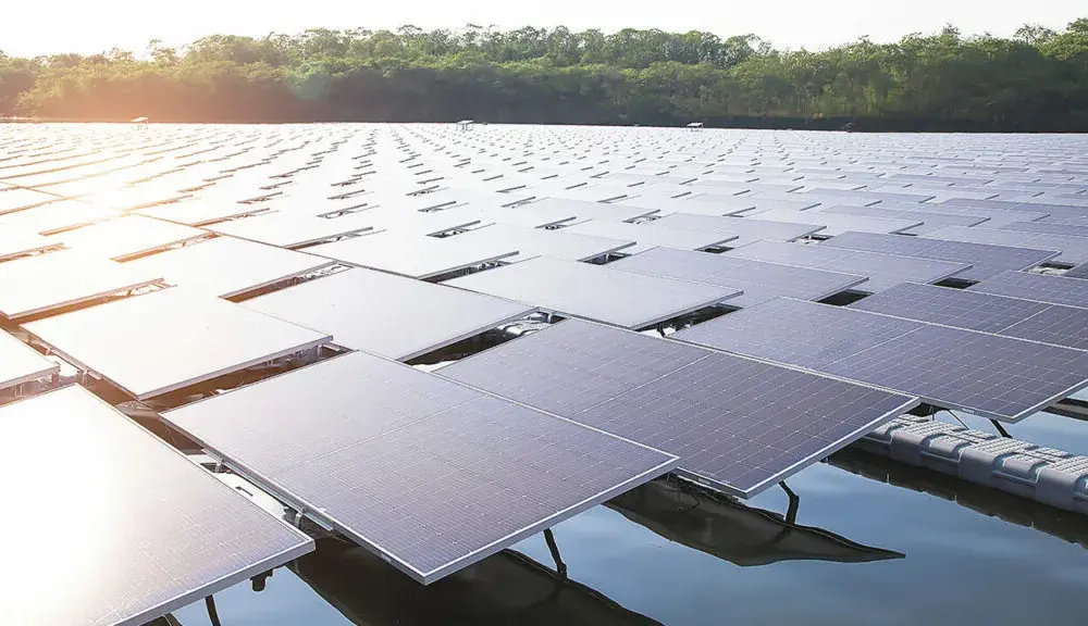 Fotowoltaika na zbiornikach wodnych: Optymalizacja potenṫjalu floating PV do CTR i intencji wyszukiwania.