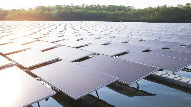 Fotowoltaika na zbiornikach wodnych: Optymalizacja potenṫjalu floating PV do CTR i intencji wyszukiwania.
